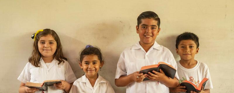 Students read the Bible at the Chalmeca Official School in Nueva Arcadia, Honduras, in May 2023.