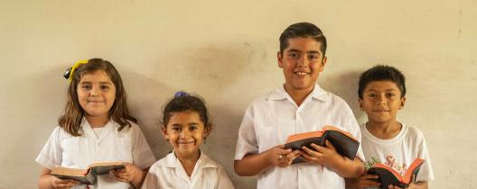 Students read the Bible at the Chalmeca Official School in Nueva Arcadia, Honduras, in May 2023. 